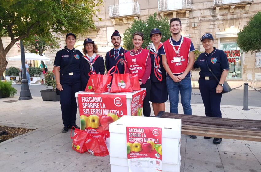  Siracusa. La mela di Aism, la ricerca grazie alla raccolta fondi: volontari in piazza