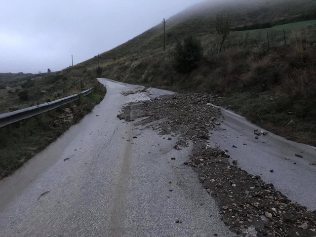  Maltempo. Le strade franano: cede un tratto della Provinciale 5, allarme inascoltato