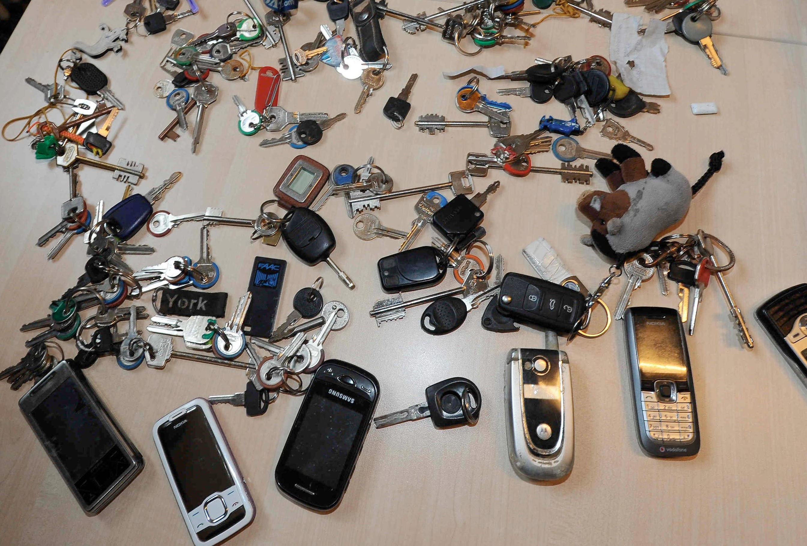 Siracusa. Oggetti smarriti in deposito alla Municipale: cellulari e