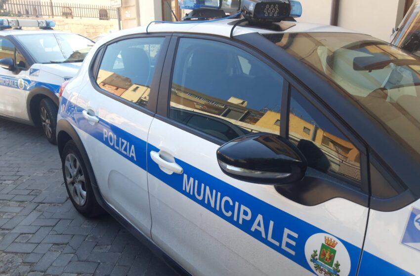  Posteggiatori abusivi alla Neapolis, inseguimento e denuncia: ticket contraffatti