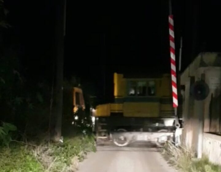  VIDEO. Treno passa con le sbarre alzate, pericolo in zona Mottava
