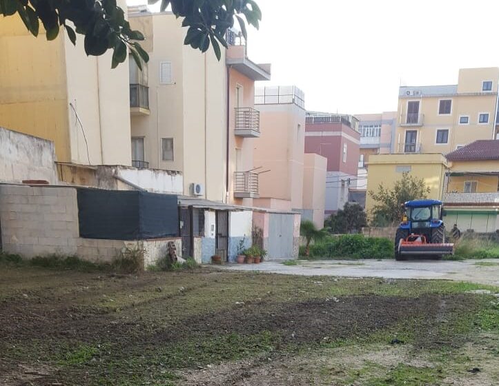  Siracusa. Diserbo a tappeto: mezzi in azione tra via Palma e via Decio Furnò