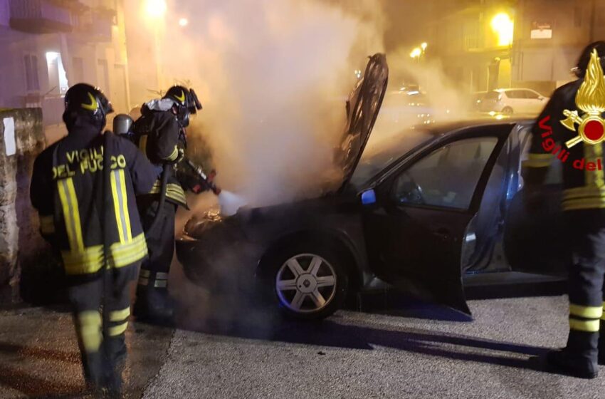  Siracusa. Fiamme nella notte: incendio danneggia una vettura in via Paternò