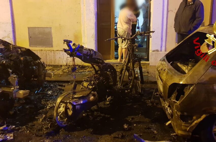  Siracusa. Notte di fuoco in via Eumelo, distrutte due auto e una moto