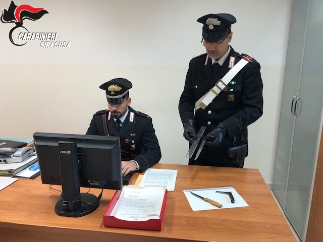  Coltelli nascosti in auto: denunciato giovane di 21 anni