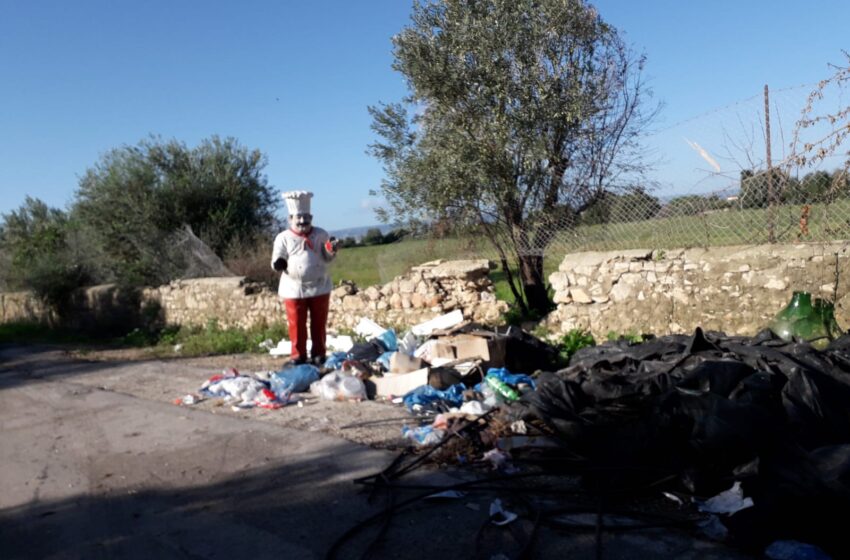  Siracusa. Il pupazzo-chef cambia “domicilio”: da una discarica abusiva all’altra…