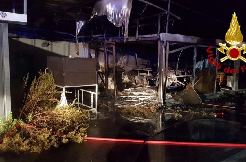  Siracusa. Incendio nella notte in un deposito di arredi di via Elorina. Le foto