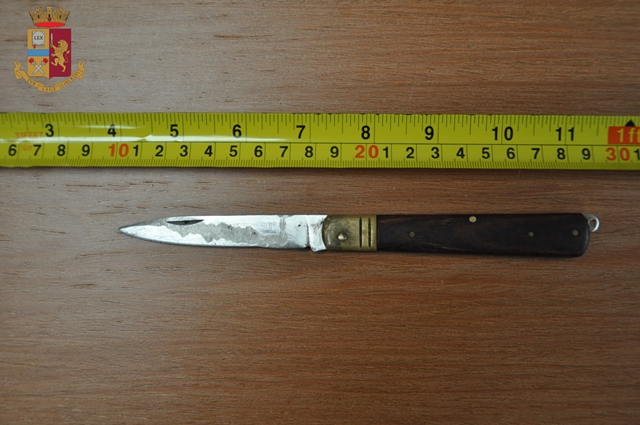  Per riprendersi l’auto  sequestrata, aggredisce i poliziotti con un coltello: arrestato