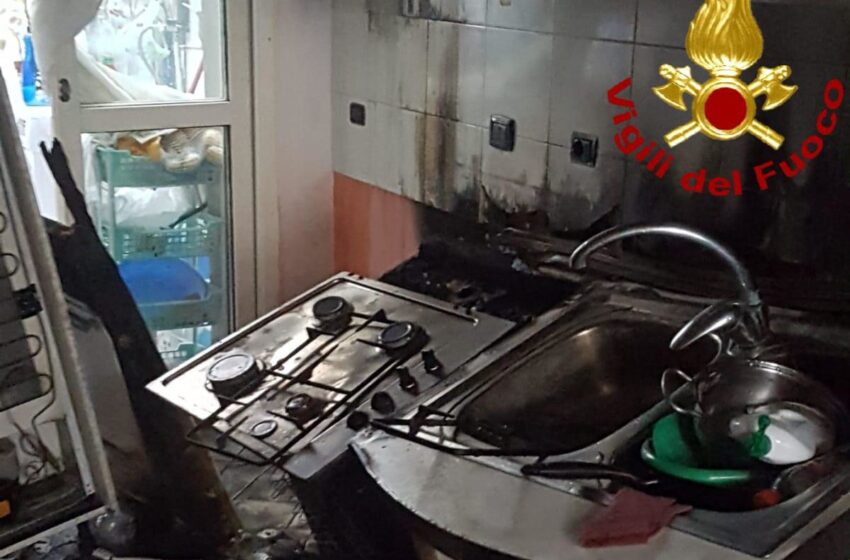 Solarino. Incendio in casa, anziana perde i sensi: salvata da Carabinieri e Vigili del Fuoco
