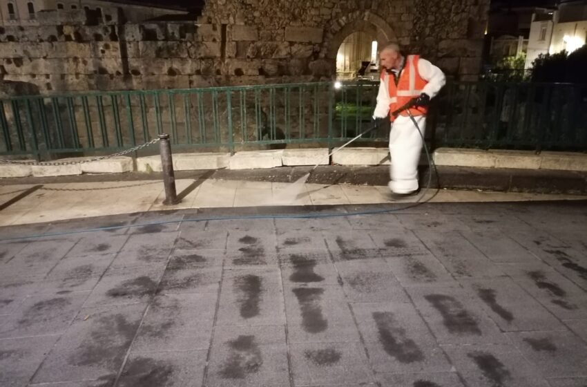  Siracusa. Una “super vaporella” per i basolati: pulizia sbiancante con getti d’acqua calda