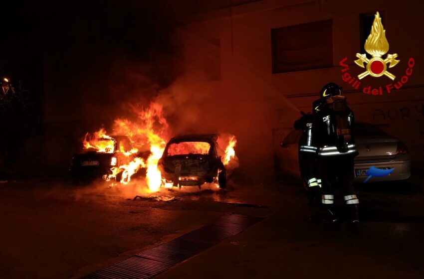  Siracusa. Notte di fuoco in via Vittorio Veneto: coinvolte due auto ed uno scooter