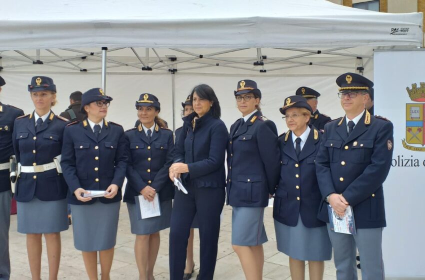 Siracusa. “Questo non è amore”, la polizia in piazza per le donne: stand in largo XXV Luglio