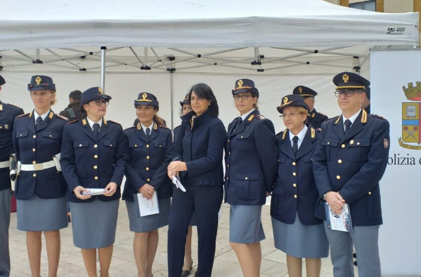  Siracusa. “Questo non è amore”, la polizia in piazza per le donne: stand in largo XXV Luglio