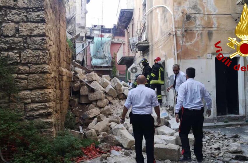 Crolla un edificio di due piani, nessun ferito tra le macerie. Le foto
