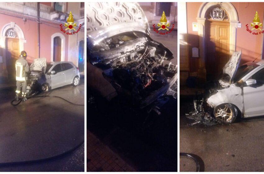  Siracusa. Via Caltanissetta, auto in fiamme nella notte: cause da accertare