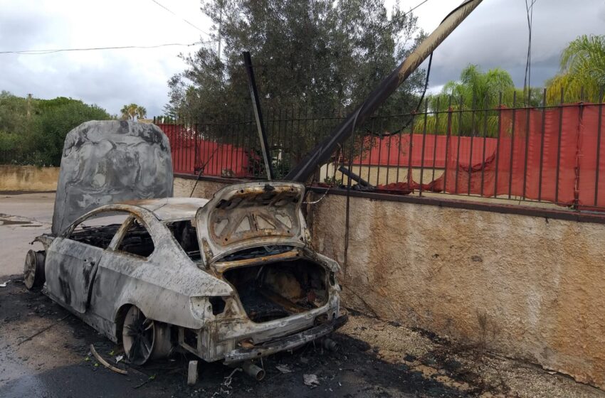  Siracusa. Nuovo episodio di auto in fiamme, distrutta vettura in via Prometeo