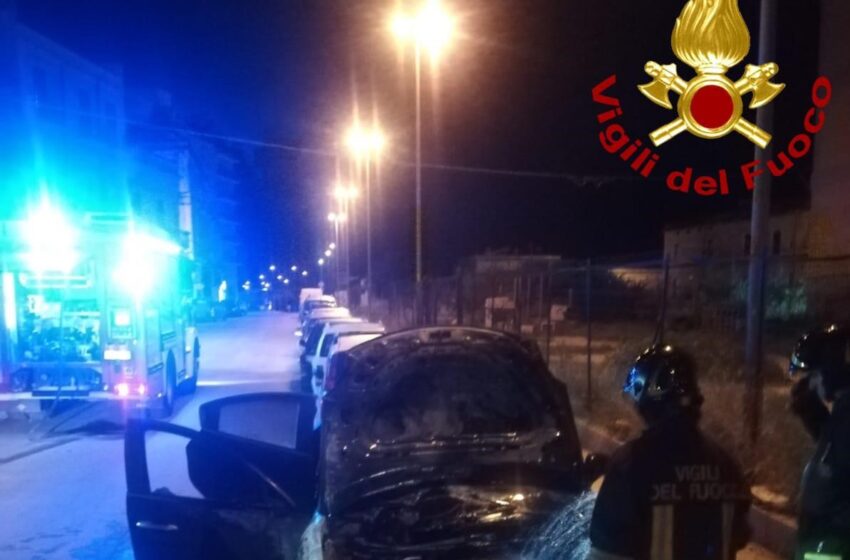  Siracusa. Fuoco nella notte in via Agatocle: doloso il rogo che ha distrutto un’auto