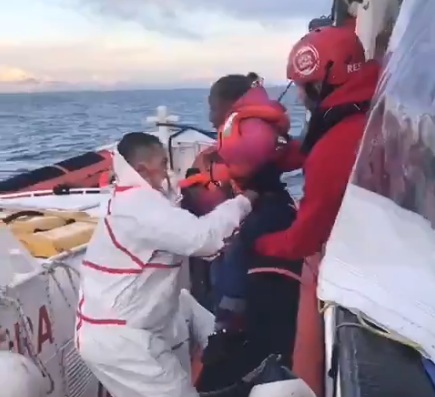  Open Arms lascia Augusta, rotta verso Taranto: evacuati e fatti sbarcare 11 migranti