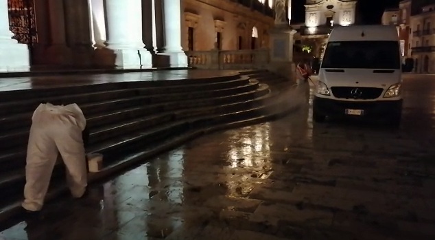  VIDEO. Pulizie straordinarie in piazza Duomo, getti d’acqua calda anti macchie nere