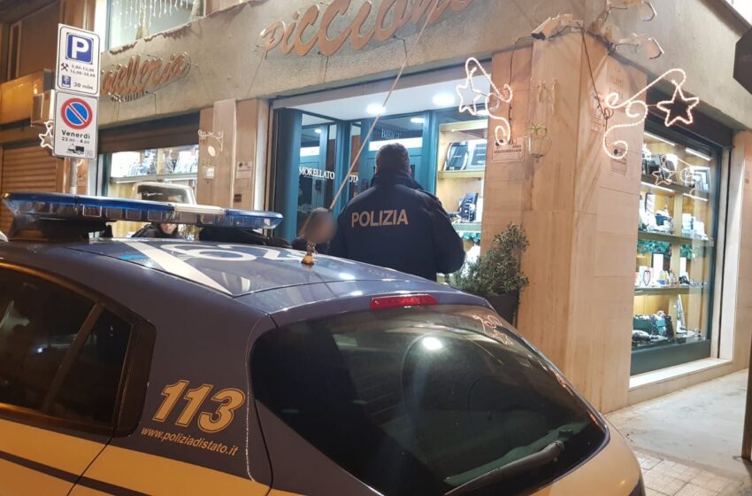  Siracusa. Armata di pistola tenta rapina in gioielleria ma resta bloccata all’ingresso