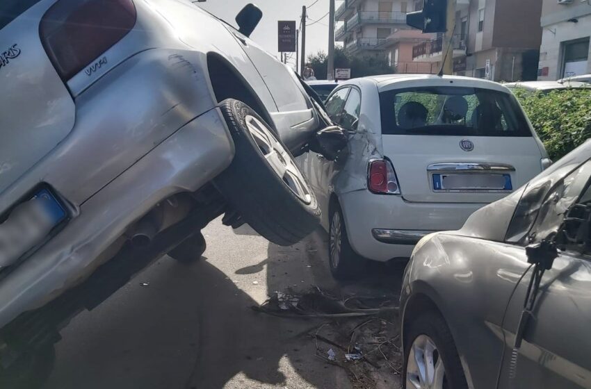  Siracusa. Incidente a Scala Greca, auto “atterra” sulle vetture in sosta