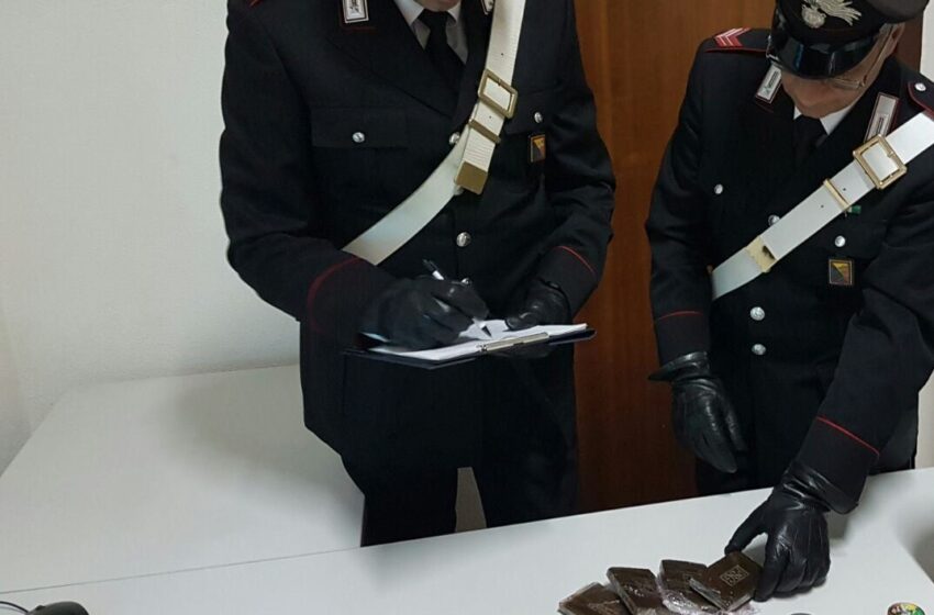  Droga nascosta nel divano di casa: 42enne arrestato dai carabinieri