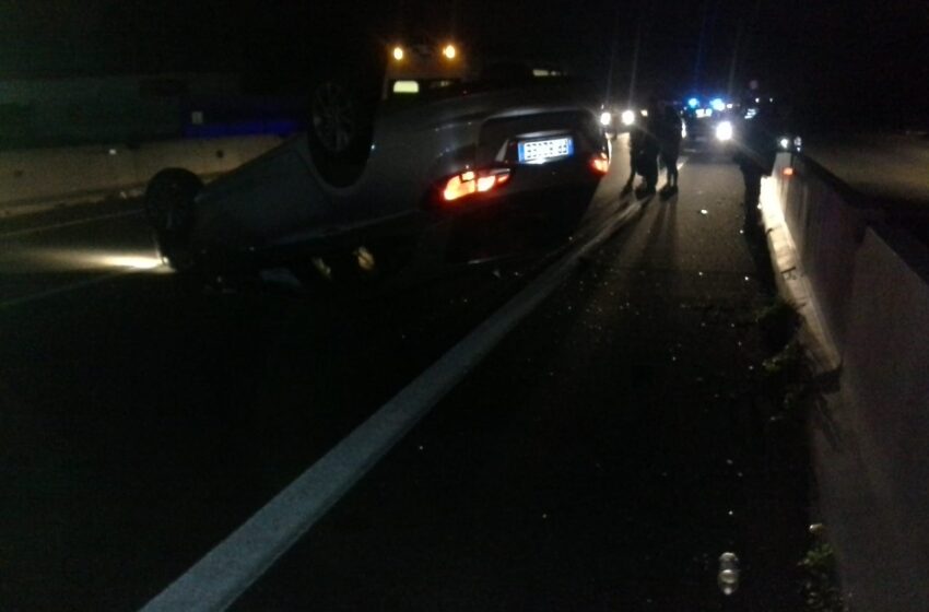  Incidente sulla Siracusa-Floridia, auto si schianta su un veicolo in sosta e si ribalta
