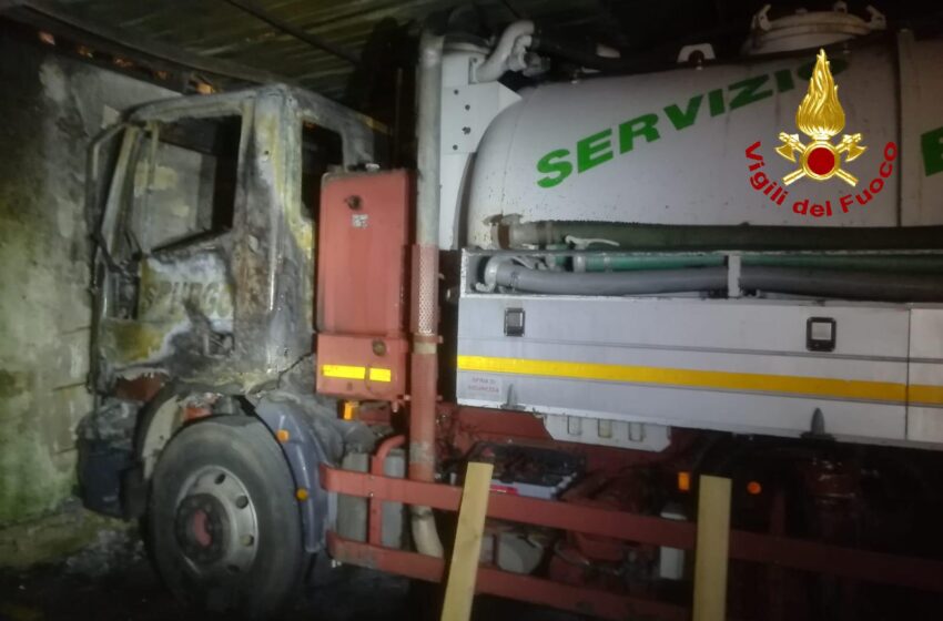  Siracusa. In fiamme un furgone espurgo: possibile messaggio intimidatorio?