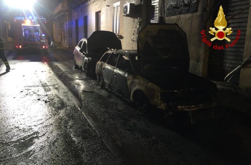  Notte di fuoco ad Avola, incendio distrugge due auto in via Mazzini