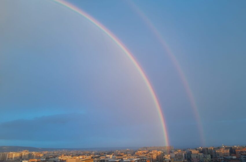  La foto. Sorpresa al mattino: pioggia ed un doppio, grande arcobaleno bacia Siracusa