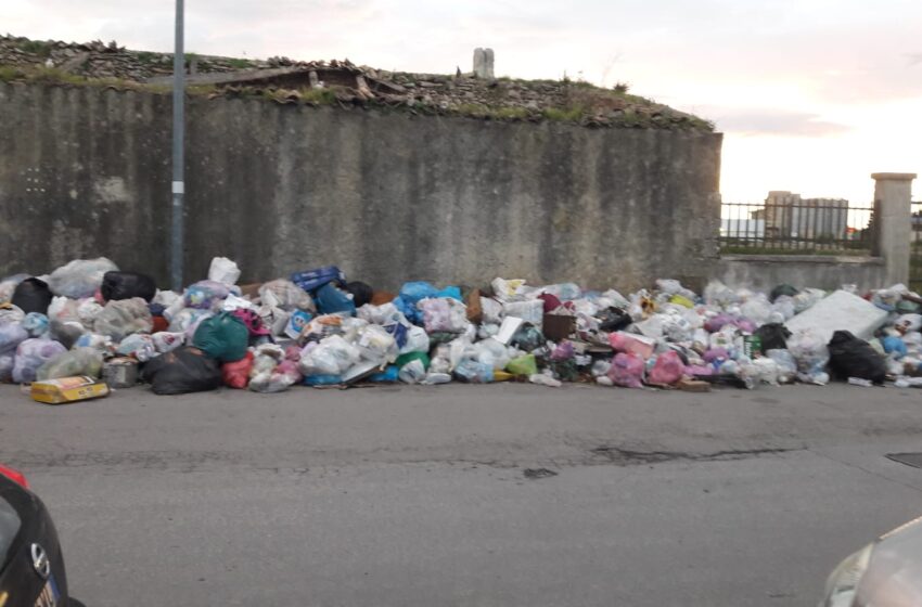  Floridia soffoca sotto montagne di spazzatura: la Prefettura segue il caso da vicino