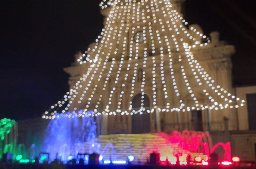  Palazzolo. Si accendono Fontane Danzanti, il Natale si accende in piazza