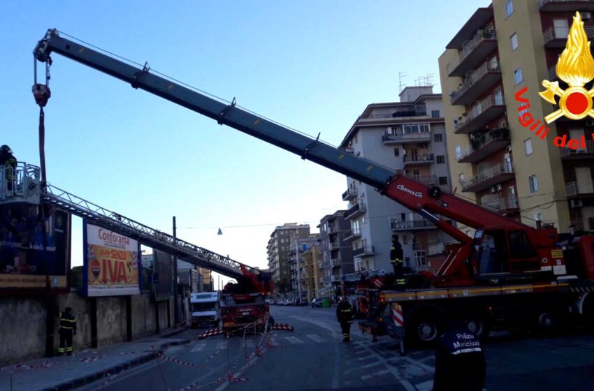 Il forte vento spazza la provincia di Siracusa, gran lavoro per i Vigili del Fuoco