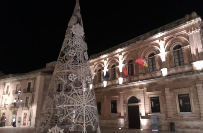  Siracusa. Spente da due giorni le luci del grande albero di Natale di piazza Duomo