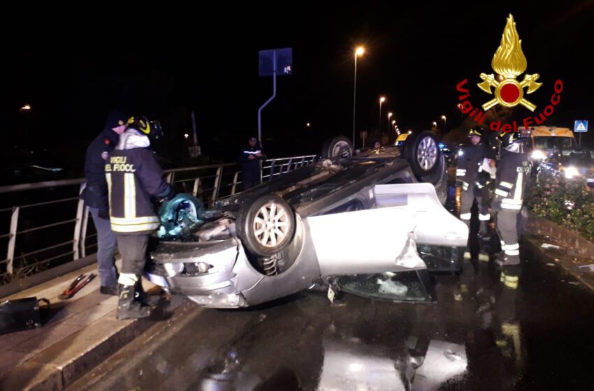  Siracusa. Incidente in viale Paolo Orsi: auto capottata, traffico in tilt