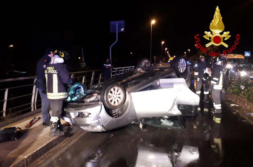 Siracusa. Incidente in viale Paolo Orsi: auto capottata, traffico in tilt