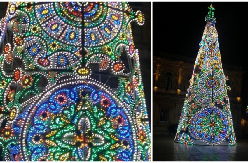  Siracusa. Piazza Duomo, acceso l’albero di Natale: 21 metri per 800.000 gocce di luce