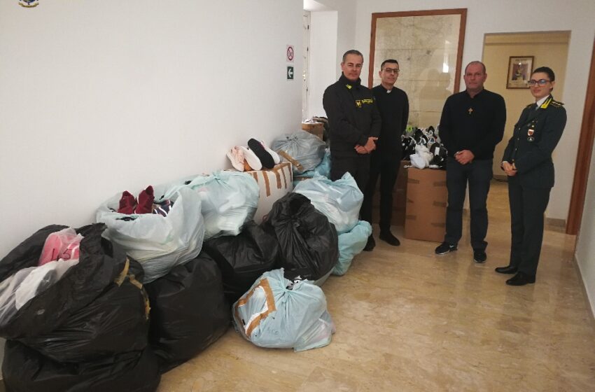 Noto. La Guardia di Finanza dona alla Caritas scarpe e cappelli