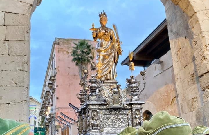  Siracusa. Processione in tempi record, Santa Lucia mai così “veloce”: vince la sicurezza
