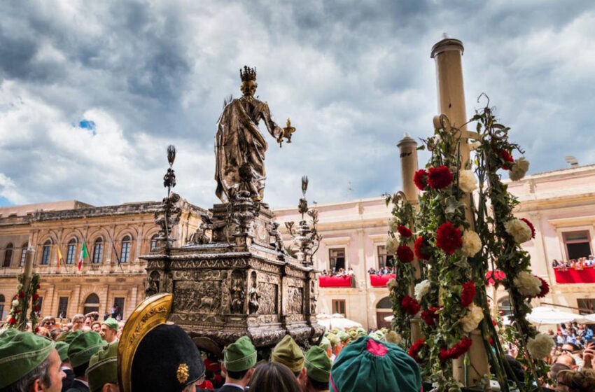  Siracusa. La Festa di Santa Lucia: i “botti” aprono la giornata, processione alle 15.30