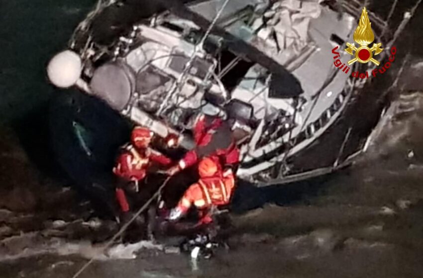  Siracusa. Barca a vela nella tempesta, 52enne soccorso dai Vigili del Fuoco (Foto e Video)