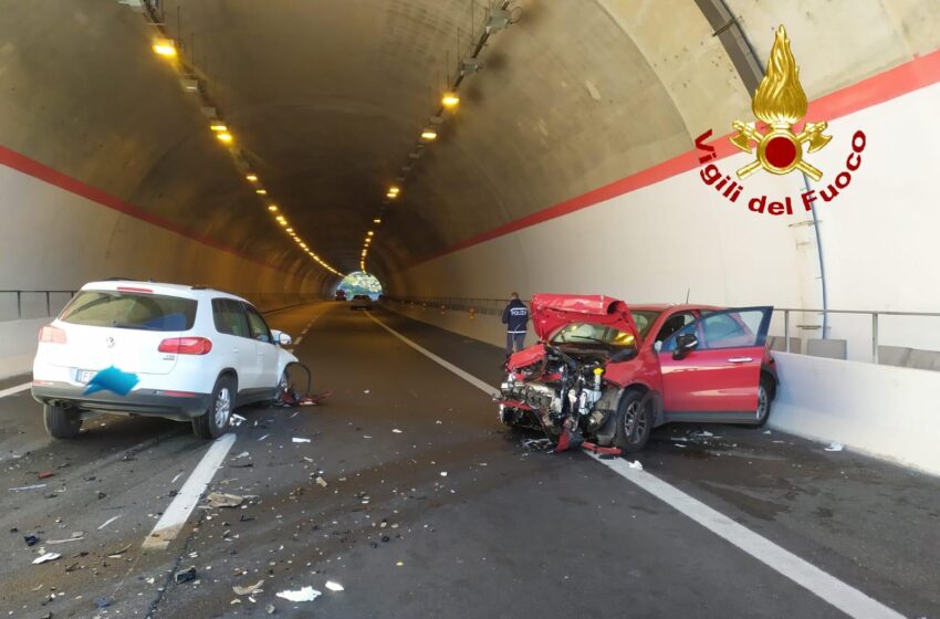  Incidente frontale in autostrada a causa di una vettura contromano: quattro i feriti