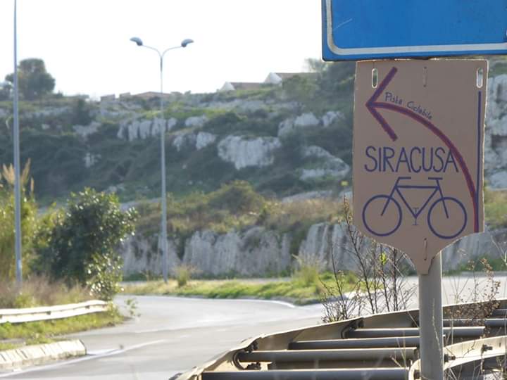  Turista belga piazza segnali stradali fai da te: "non avete indicazioni per la ciclabile"