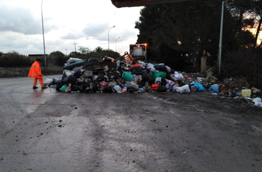  Siracusa. Impressionante montagna di spazzatura a Tivoli: da dove arrivano i rifiuti?