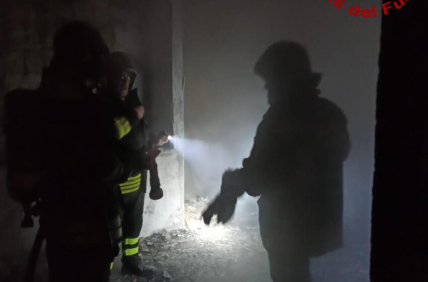  L'eroina della casa accanto: salva un'anziana sfidando le fiamme del rogo mortale