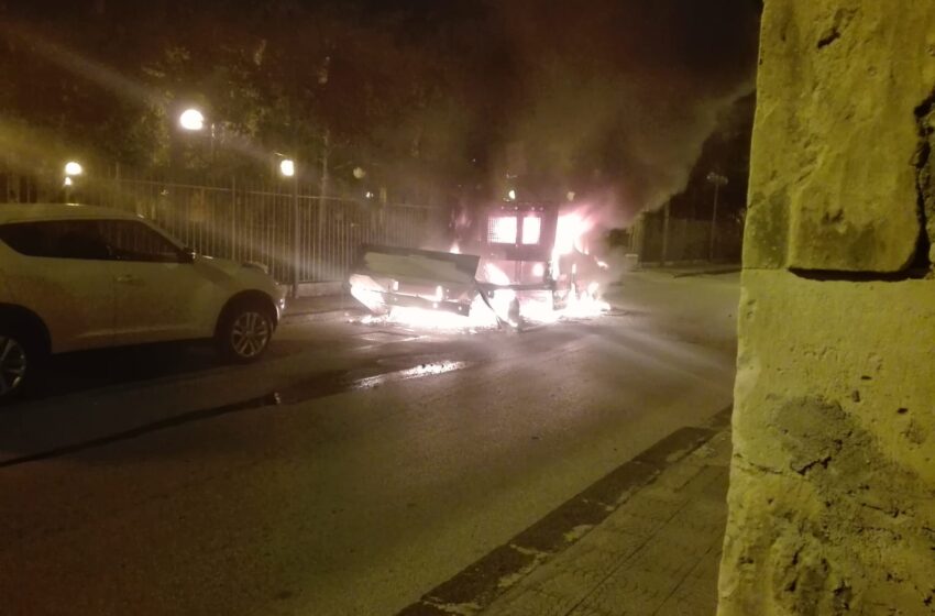 VIDEO. Incendio nella notte, le fiamme divorano un autocarro