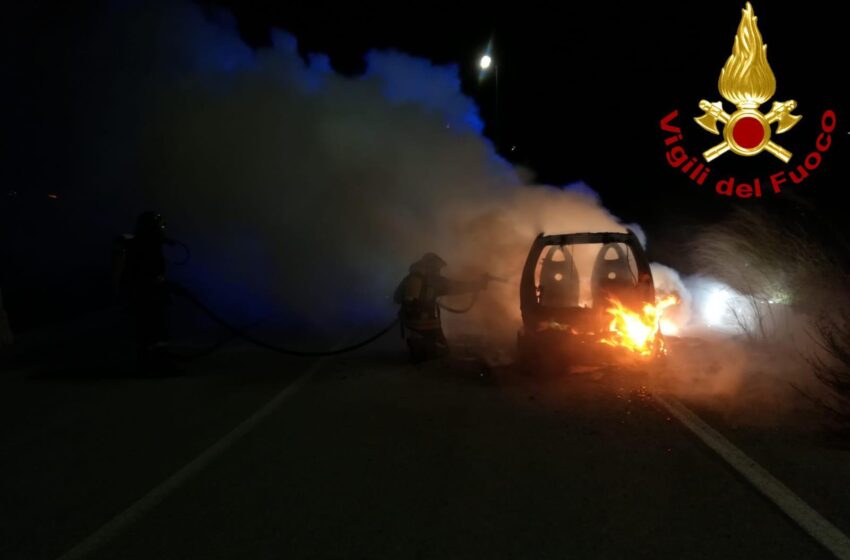  A fuoco auto in marcia, madre e figlio in salvo: intervento dei vigili del fuoco