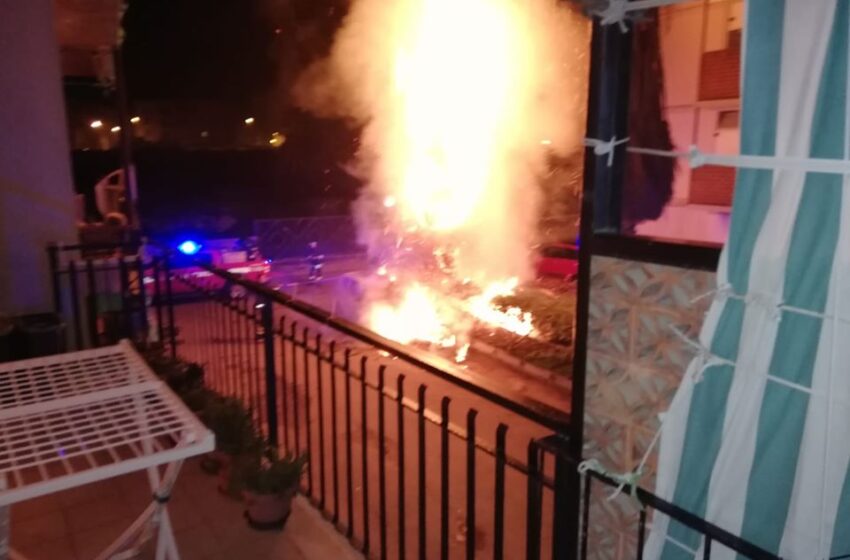  Siracusa. Botti di fine anno causano un incendio, danneggiate due auto
