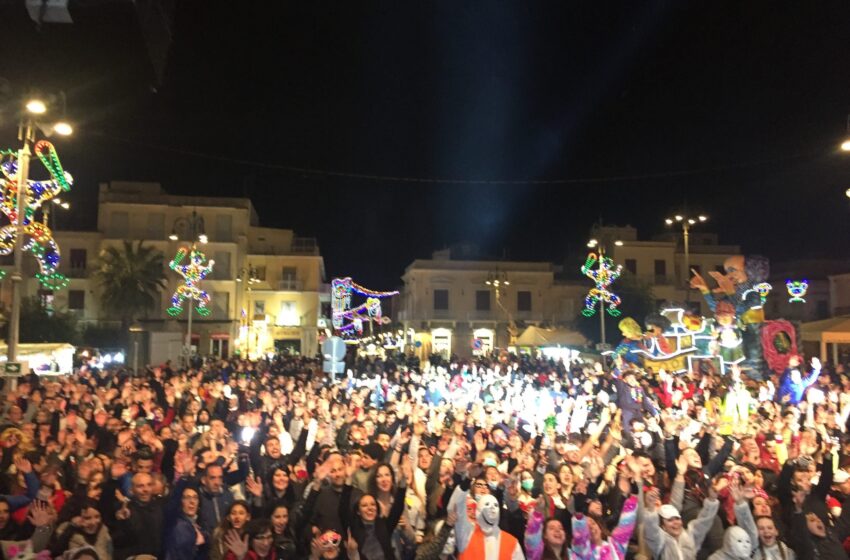  Grande successo per il Carnevale Avolese: in migliaia a ballare in piazza con FMITALIA