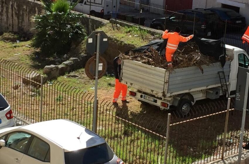  Siracusa. Ripulita l'area archeologica di via Iceta: tra le sterpi frigo, tv e sacchi dai balconi